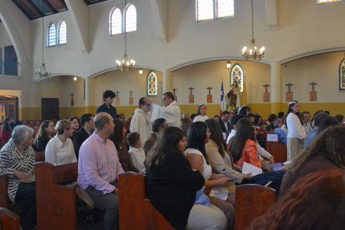 Bautismo de estudiantes de la catequesis de Primera Comunión