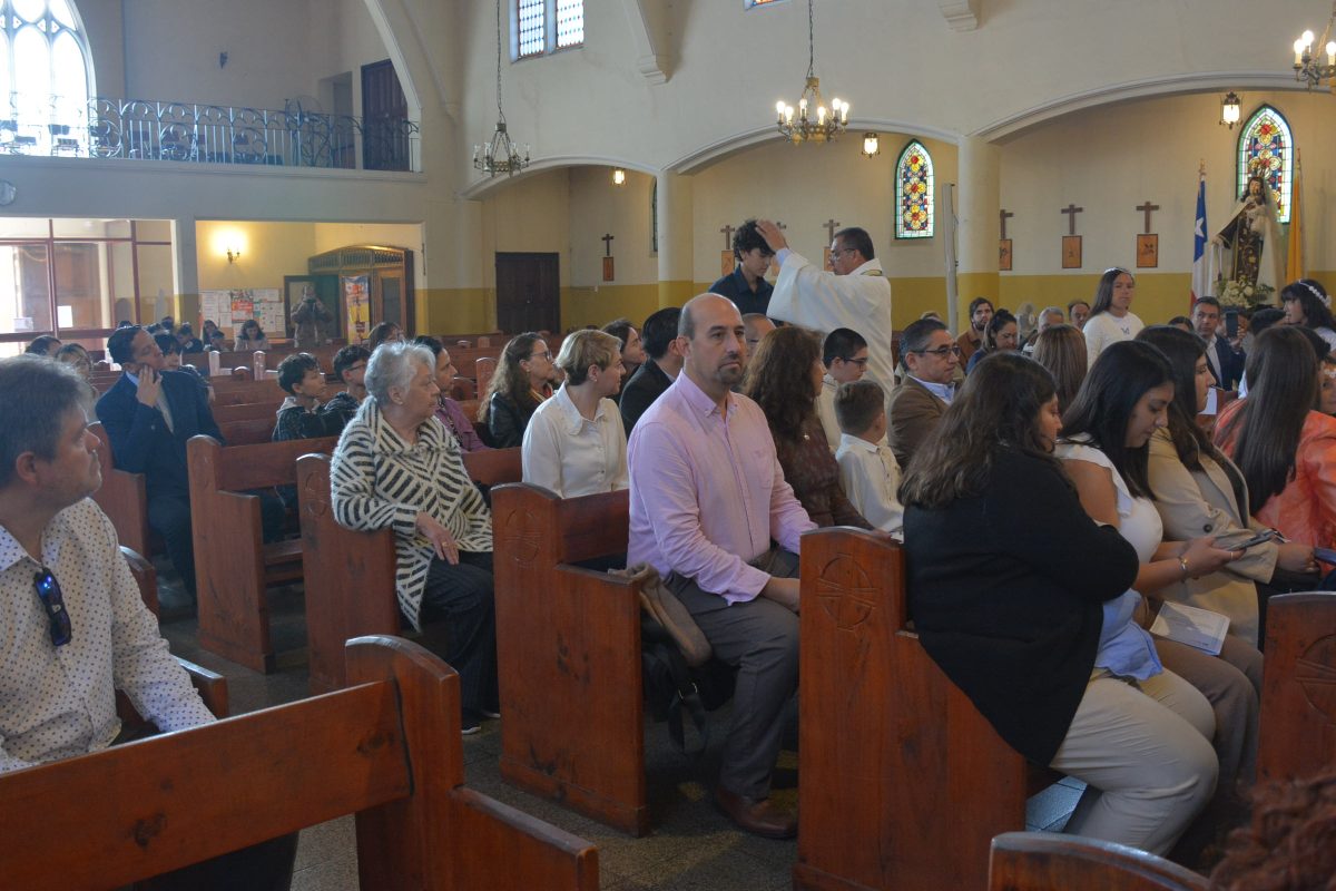 Bautismo de estudiantes de la catequesis de Primera Comunión