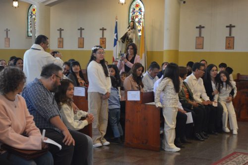 Bautismo de estudiantes de la catequesis de Primera Comunión