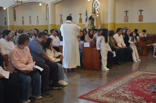 Bautismo de estudiantes de la catequesis de Primera Comunión