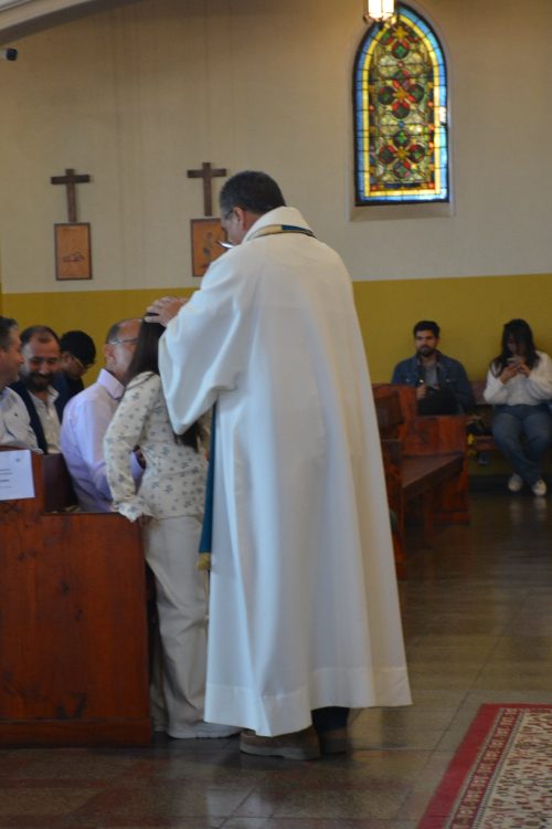 Bautismo de estudiantes de la catequesis de Primera Comunión