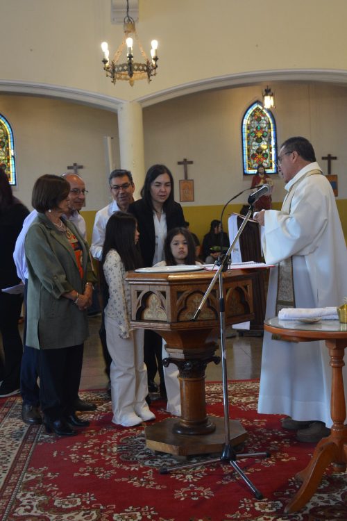Bautismo de estudiantes de la catequesis de Primera Comunión