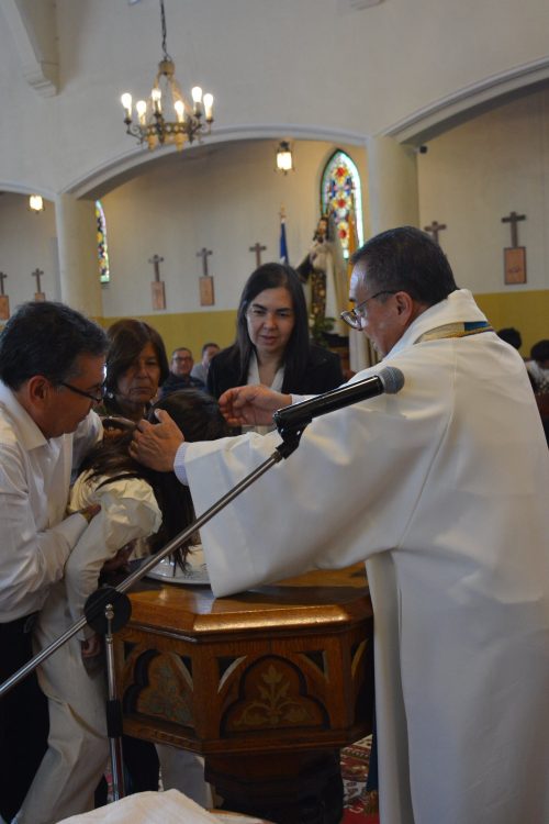 Bautismo de estudiantes de la catequesis de Primera Comunión