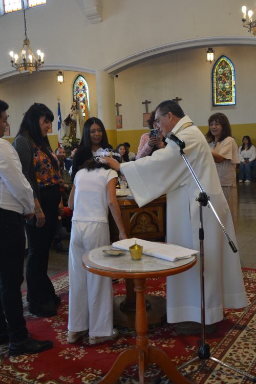 Bautismo de estudiantes de la catequesis de Primera Comunión