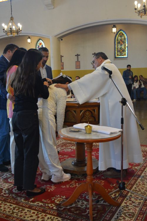 Bautismo de estudiantes de la catequesis de Primera Comunión