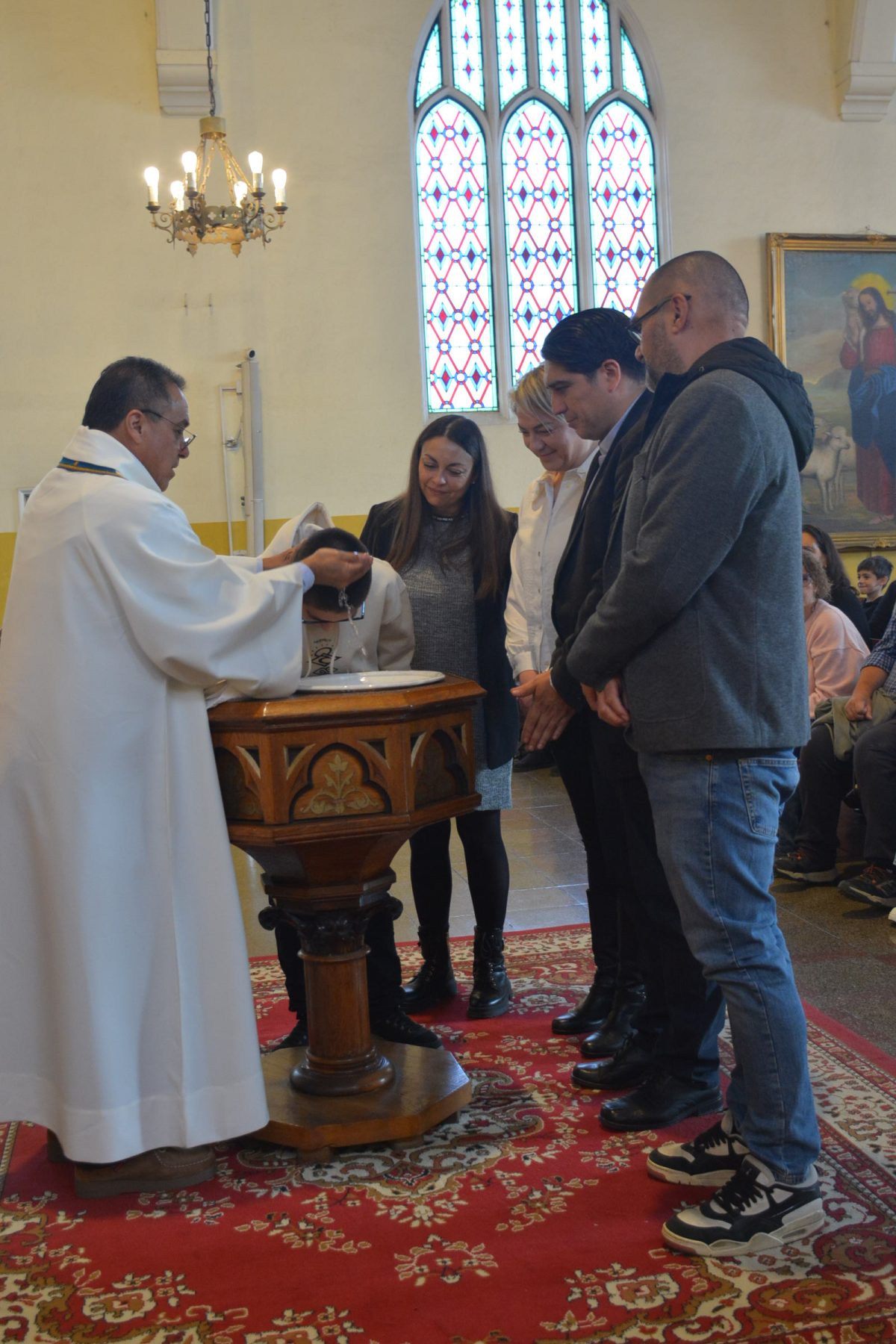 Bautismo de estudiantes de la catequesis de Primera Comunión