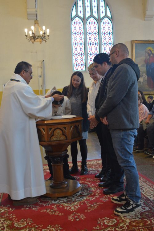 Bautismo de estudiantes de la catequesis de Primera Comunión