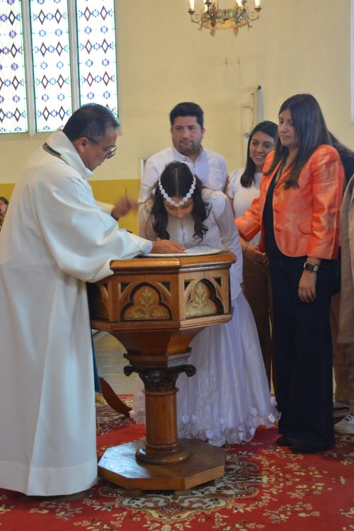 Bautismo de estudiantes de la catequesis de Primera Comunión