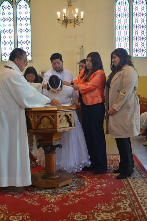 Bautismo de estudiantes de la catequesis de Primera Comunión