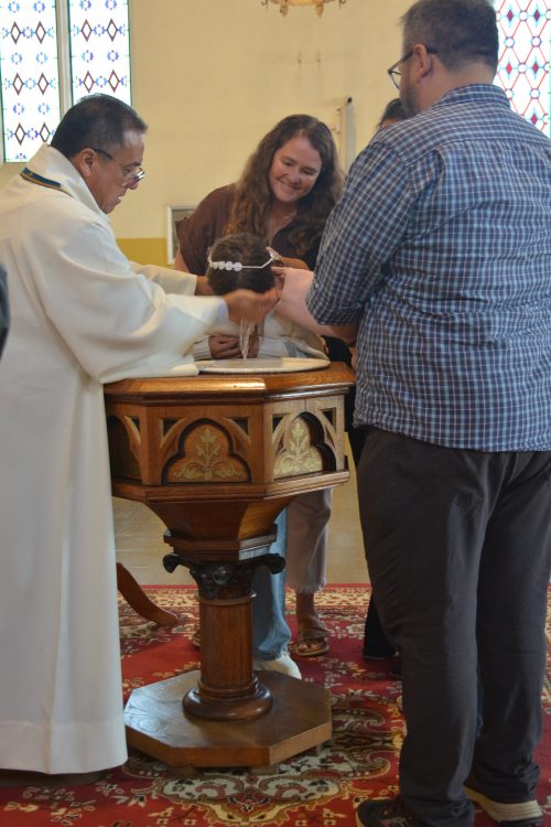 Bautismo de estudiantes de la catequesis de Primera Comunión
