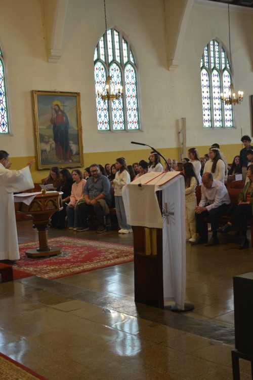 Bautismo de estudiantes de la catequesis de Primera Comunión