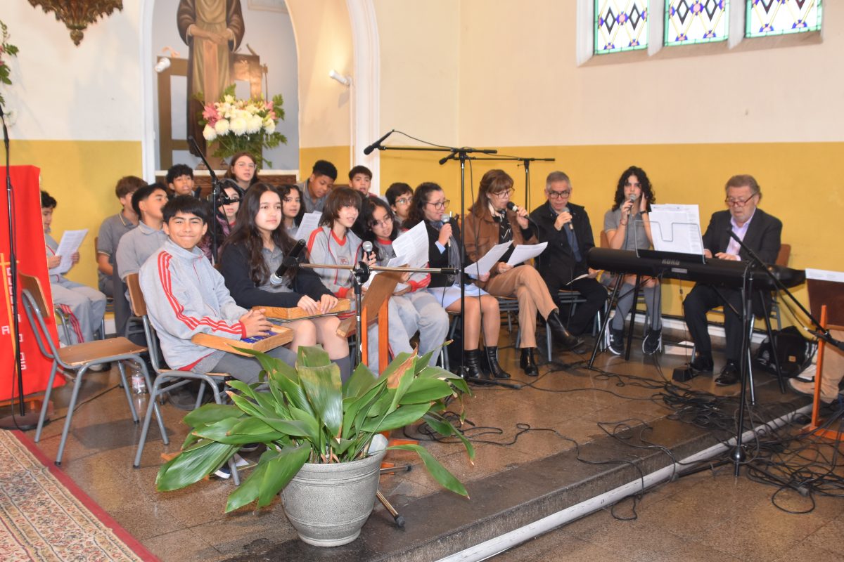 Comunidad del Colegio San Marcos celebra 73 años con emotiva Eucaristía y Primeras Comuniones