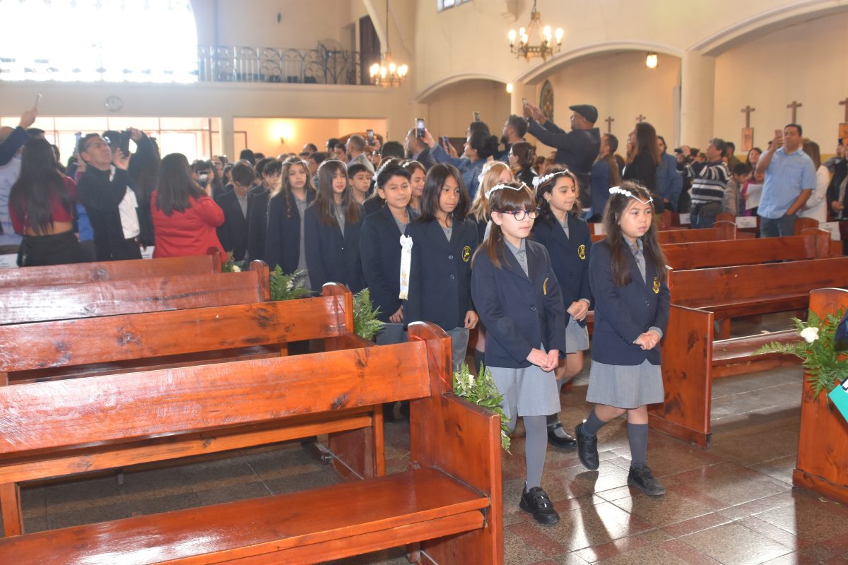Comunidad del Colegio San Marcos celebra 73 años con emotiva Eucaristía y Primeras Comuniones
