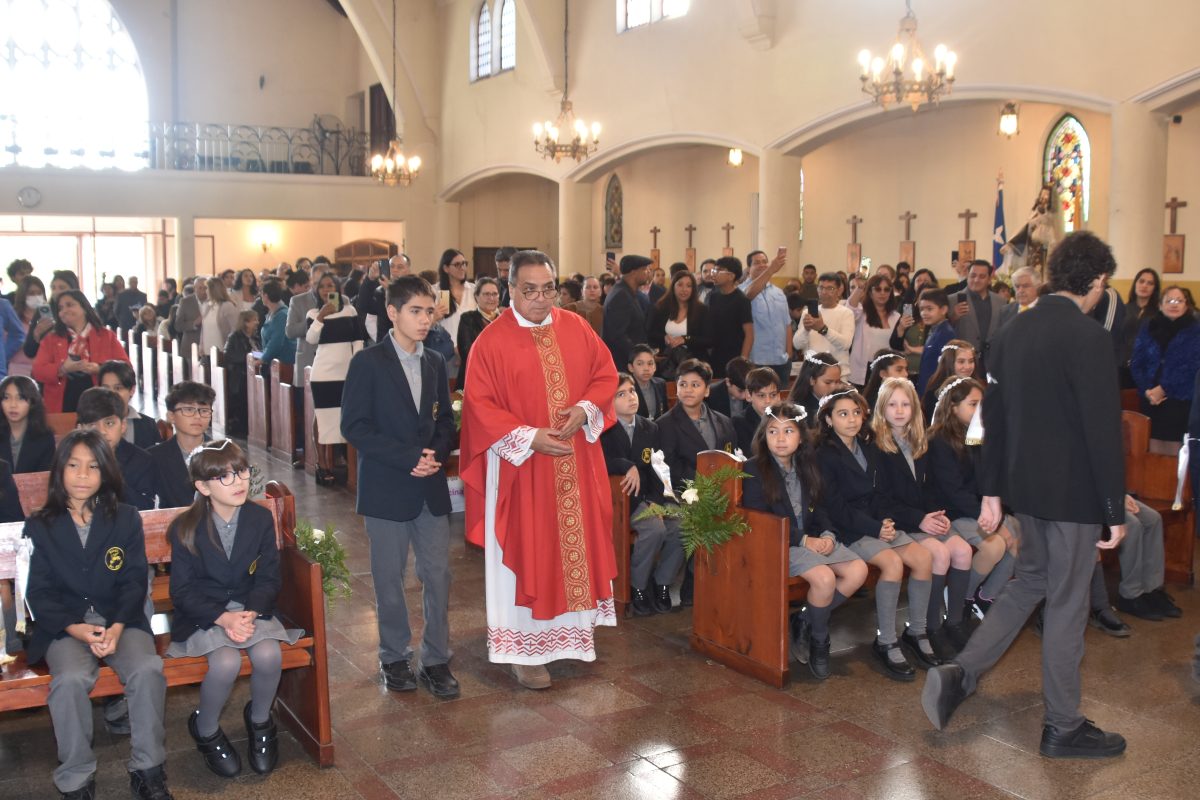 Comunidad del Colegio San Marcos celebra 73 años con emotiva Eucaristía y Primeras Comuniones