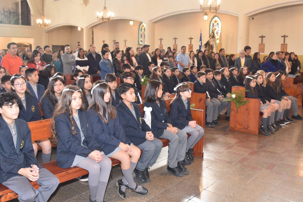 Comunidad del Colegio San Marcos celebra 73 años con emotiva Eucaristía y Primeras Comuniones