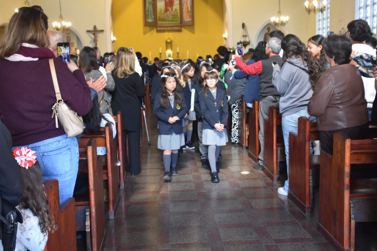 Comunidad del Colegio San Marcos celebra 73 años con emotiva Eucaristía y Primeras Comuniones