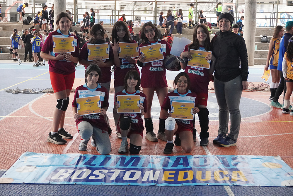 Gran nivel de juego en la fecha de Vóleibol Mini Damas en las Olimpiadas BostonEduca