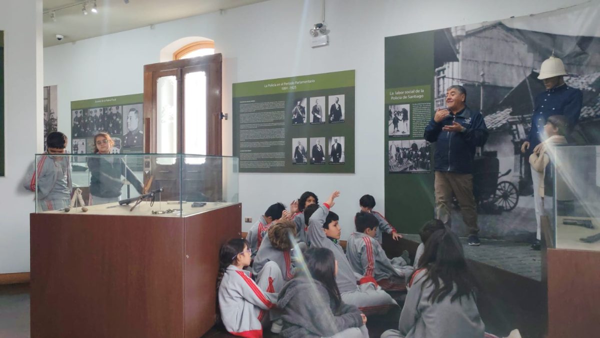 Estudiantes de 5° Básico B realizan visita pedagógica al Museo Histórico de Carabineros