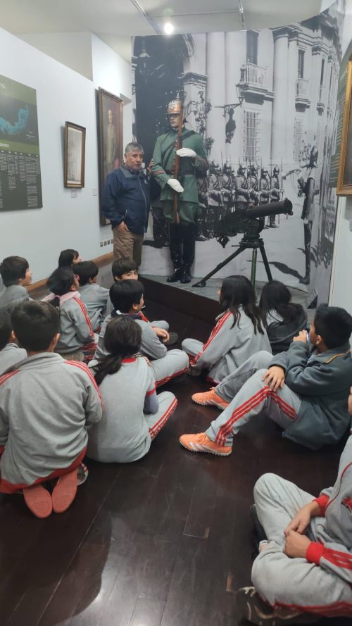 Estudiantes de 5° Básico B realizan visita pedagógica al Museo Histórico de Carabineros