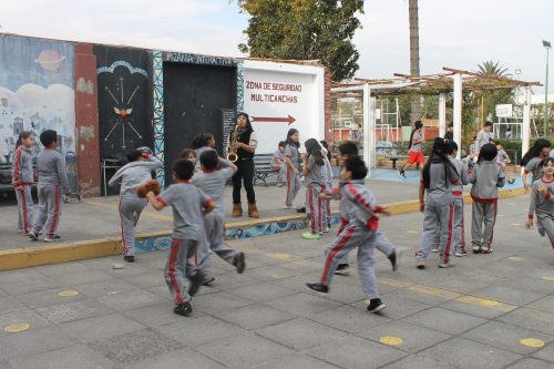 La música fue protagonista de una entretenida intervención artística en el patio central