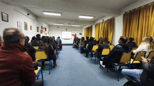 Familias de IV Medio participaron en charla de orientación universitaria junto a la UNAB