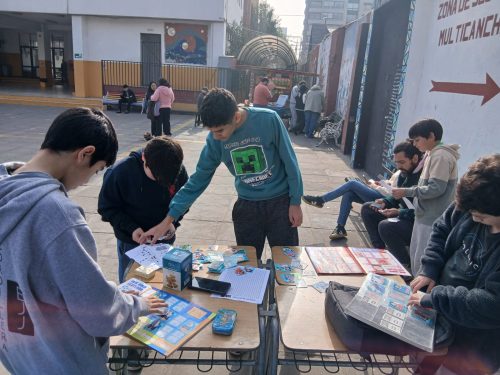 El intercambio de láminas reunió a la comunidad marquiana en una entretenida jornada familiar