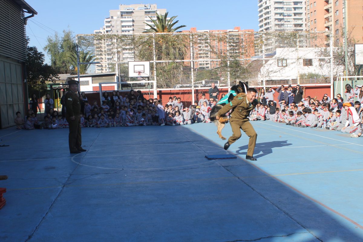 Visita de la Escuela de Adiestramiento de Carabineros de Chile