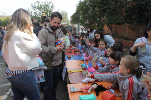 ¡ÉXITO TOTAL EN NUESTRA VENTA SOLIDARIA DE JUGUETES!