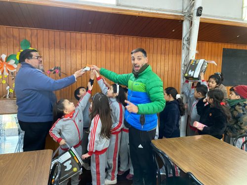 ¡Pequeños grandes corazones! Alumnos de primer ciclo llevan ayuda al Hogar Esperanza