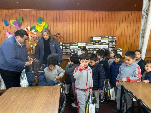 ¡Pequeños grandes corazones! Alumnos de primer ciclo llevan ayuda al Hogar Esperanza