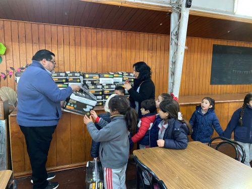 ¡Pequeños grandes corazones! Alumnos de primer ciclo llevan ayuda al Hogar Esperanza