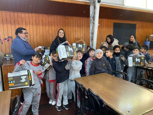 ¡Pequeños grandes corazones! Alumnos de primer ciclo llevan ayuda al Hogar Esperanza