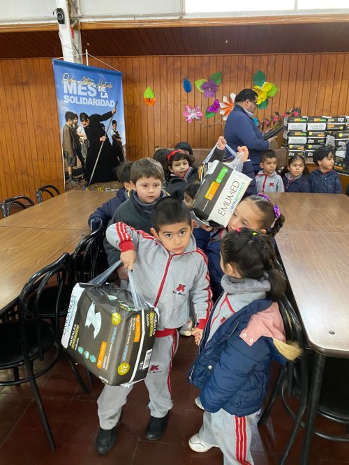 ¡Pequeños grandes corazones! Alumnos de primer ciclo llevan ayuda al Hogar Esperanza