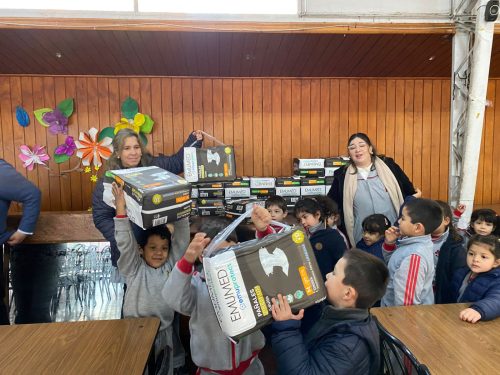¡Pequeños grandes corazones! Alumnos de primer ciclo llevan ayuda al Hogar Esperanza