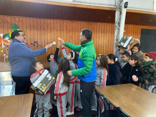 ¡Pequeños grandes corazones! Alumnos de primer ciclo llevan ayuda al Hogar Esperanza