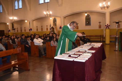 Entrega de Biblias en la Catequesis Eucarística