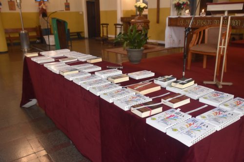 Entrega de Biblias en la Catequesis Eucarística