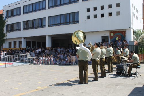 Visita de la Pocket Band de Carabineros celebró el Día del Profesor