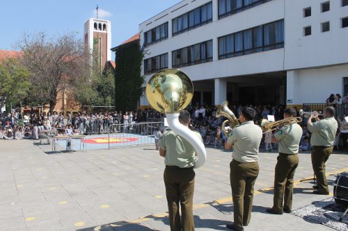 Visita de la Pocket Band de Carabineros celebró el Día del Profesor