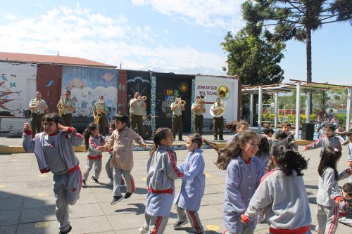 Visita de la Pocket Band de Carabineros celebró el Día del Profesor
