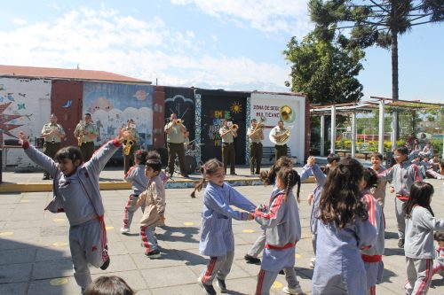 Visita de la Pocket Band de Carabineros celebró el Día del Profesor