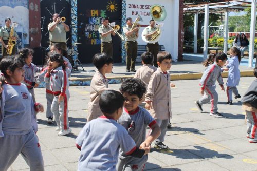 Visita de la Pocket Band de Carabineros celebró el Día del Profesor