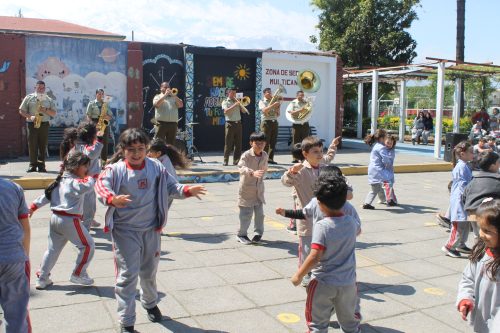 Visita de la Pocket Band de Carabineros celebró el Día del Profesor
