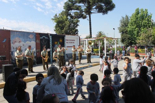 Visita de la Pocket Band de Carabineros celebró el Día del Profesor