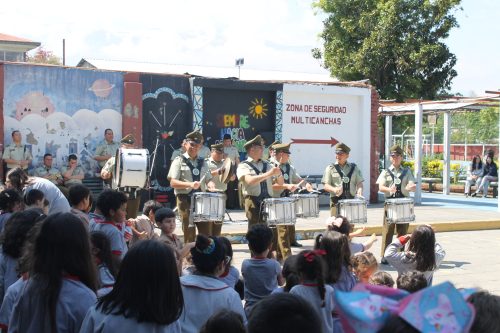 Visita de la Pocket Band de Carabineros celebró el Día del Profesor
