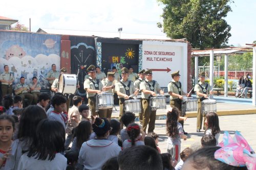 Visita de la Pocket Band de Carabineros celebró el Día del Profesor