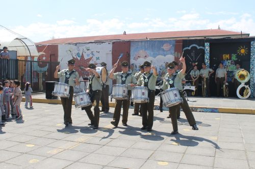 Visita de la Pocket Band de Carabineros celebró el Día del Profesor
