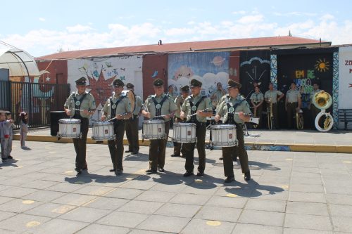 Visita de la Pocket Band de Carabineros celebró el Día del Profesor