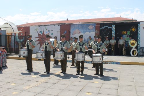 Visita de la Pocket Band de Carabineros celebró el Día del Profesor