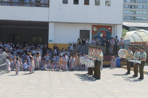 Visita de la Pocket Band de Carabineros celebró el Día del Profesor